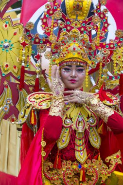 Singapur - 24 Şubat: Katılımcı Singapur üzerinde 24 Şubat 2018 Çingay geçit. Çingay bir yıllık sokak tören ve Çin yeni yılı festivaller bir parçası 