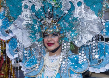 Singapur - 24 Şubat: Katılımcı Singapur üzerinde 24 Şubat 2018 Çingay geçit. Çingay bir yıllık sokak tören ve Çin yeni yılı festivaller bir parçası 