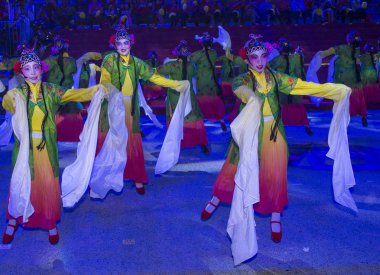 Singapur - 24 Şubat: Katılımcılar üzerinde 24 Şubat 2018 Singapur'da Çingay geçit. Çingay bir yıllık sokak tören ve Çin yeni yılı festivaller bir parçası 