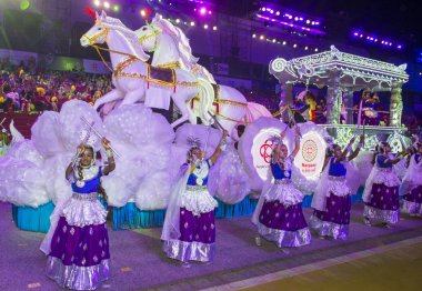 Singapur - 24 Şubat: Katılımcılar üzerinde 24 Şubat 2018 Singapur'da Çingay geçit. Çingay bir yıllık sokak tören ve Çin yeni yılı festivaller bir parçası 
