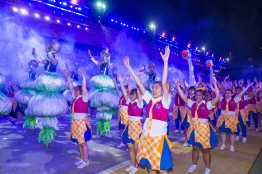 Singapur - 24 Şubat: Katılımcılar üzerinde 24 Şubat 2018 Singapur'da Çingay geçit. Çingay bir yıllık sokak tören ve Çin yeni yılı festivaller bir parçası 