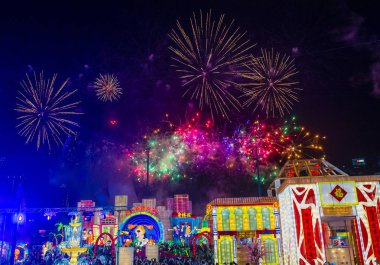 Singapur - 21 Şubat: Fireworks fener Februery 21 2018 Singapur Nehri Hongbao şenlikte sırasında. Olay anualy Marina Bay ay yeni yıl hoş geldiniz düzenlenmektedir.