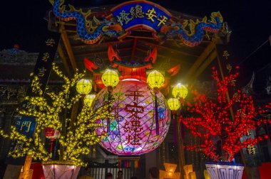 Taipei - 18 Şubat: Longshan tapınak Taipei Tayvan Çin yeni yılı süslemeleri üzerinde 18 Şubat 2018. Tapınağın 1738 inşa edilmiş