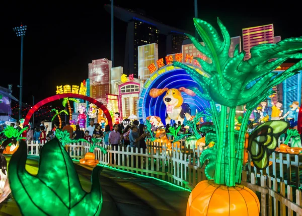 Singapur - 21 Şubat: Februery 21 2018 Singapur Nehri Hongbao köpek kutlama fenerler yılı. Olay anualy Marina Bay ay yeni yıl hoş geldiniz düzenlenmektedir.