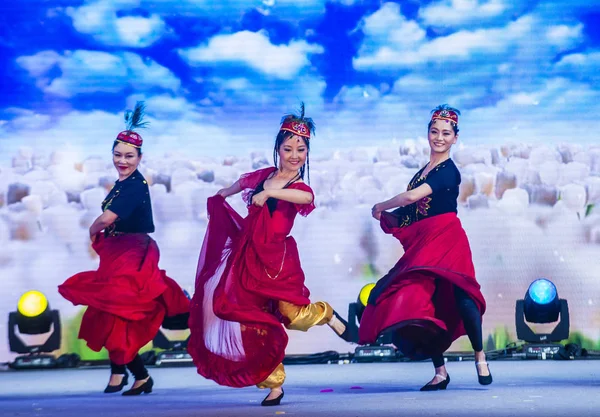 Singapur - 21 Şubat: Dansçılar gerçekleştirmek Çin yeni yıl kutlama nehir Hongbao Singapur Marina Bay Februery 21 2018 tarih itibariyle. 