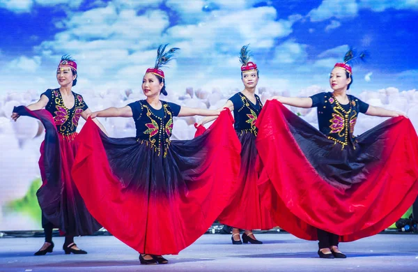 Singapur - 21 Şubat: Dansçılar gerçekleştirmek Çin yeni yıl kutlama nehir Hongbao Singapur Marina Bay Februery 21 2018 tarih itibariyle. 