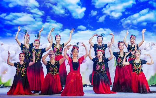 Singapur - 21 Şubat: Dansçılar gerçekleştirmek Çin yeni yıl kutlama nehir Hongbao Singapur Marina Bay Februery 21 2018 tarih itibariyle. 