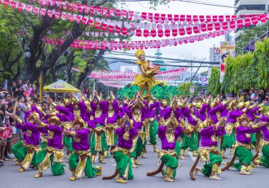 Cebu City, Filipinler - 21 Ocak: Katılımcılar Sinulog Festivali'nde Cebu city, Filipinler üzerinde 21 Ocak 2018. Sinulog Filipinler Santo Nino Katolik kutlamalar merkezidir