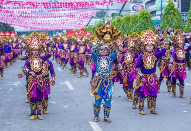 Cebu City, Filipinler - 21 Ocak: Katılımcılar Sinulog Festivali'nde Cebu city, Filipinler üzerinde 21 Ocak 2018. Sinulog Filipinler Santo Nino Katolik kutlamalar merkezidir