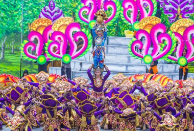 Cebu City, Filipinler - 21 Ocak: Katılımcılar Sinulog Festivali'nde Cebu city, Filipinler üzerinde 21 Ocak 2018. Sinulog Filipinler Santo Nino Katolik kutlamalar merkezidir