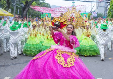 Cebu City, Filipinler - 21 Ocak: Katılımcılar Sinulog Festivali'nde Cebu city, Filipinler üzerinde 21 Ocak 2018. Sinulog Filipinler Santo Nino Katolik kutlamalar merkezidir