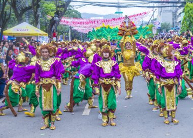 Cebu City, Filipinler - 21 Ocak: Katılımcılar Sinulog Festivali'nde Cebu city, Filipinler üzerinde 21 Ocak 2018. Sinulog Filipinler Santo Nino Katolik kutlamalar merkezidir