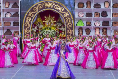 Cebu City, Filipinler - 21 Ocak: Katılımcılar Sinulog Festivali'nde Cebu city, Filipinler üzerinde 21 Ocak 2018. Sinulog Filipinler Santo Nino Katolik kutlamalar merkezidir