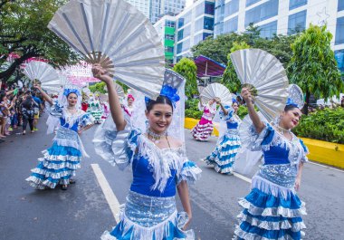 Cebu City, Filipinler - 21 Ocak: Katılımcılar Sinulog Festivali'nde Cebu city, Filipinler üzerinde 21 Ocak 2018. Sinulog Filipinler Santo Nino Katolik kutlamalar merkezidir