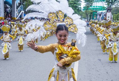 Cebu City, Filipinler - 21 Ocak: Katılımcılar Sinulog Festivali'nde Cebu city, Filipinler üzerinde 21 Ocak 2018. Sinulog Filipinler Santo Nino Katolik kutlamalar merkezidir