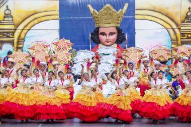 Cebu City, Filipinler - 21 Ocak: Katılımcılar Sinulog Festivali'nde Cebu city, Filipinler üzerinde 21 Ocak 2018. Sinulog Filipinler Santo Nino Katolik kutlamalar merkezidir