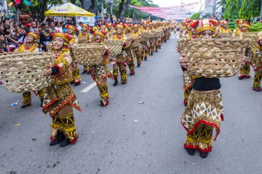 Cebu City, Filipinler - 21 Ocak: Katılımcılar Sinulog Festivali'nde Cebu city, Filipinler üzerinde 21 Ocak 2018. Sinulog Filipinler Santo Nino Katolik kutlamalar merkezidir