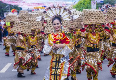Cebu City, Filipinler - 21 Ocak: Katılımcılar Sinulog Festivali'nde Cebu city, Filipinler üzerinde 21 Ocak 2018. Sinulog Filipinler Santo Nino Katolik kutlamalar merkezidir
