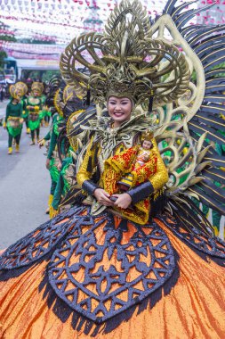 Cebu City, Filipinler - 21 Ocak: Katılımcılar Sinulog Festivali'nde Cebu city, Filipinler üzerinde 21 Ocak 2018. Sinulog Filipinler Santo Nino Katolik kutlamalar merkezidir