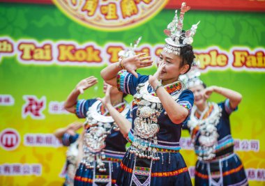 Hong Kong - Mart 04: 14 Tai Kok Tsui tapınağın üzerinde 04 Mart 2018 Hong Kong'da Fuar katılımcıları. Tapınak Fuar her yıl düzenlenen bir Çin kültürel olaydır 