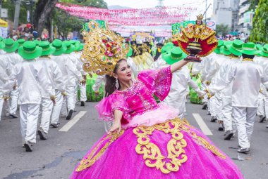 Cebu City, Filipinler - 21 Ocak: Katılımcılar Sinulog Festivali'nde Cebu city, Filipinler üzerinde 21 Ocak 2018. Sinulog Filipinler Santo Nino Katolik kutlamalar merkezidir