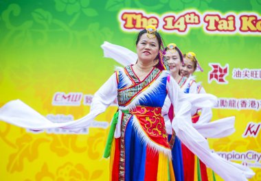 Hong Kong - Mart 04: 14 Tai Kok Tsui tapınağın üzerinde 04 Mart 2018 Hong Kong'da Fuar katılımcıları. Tapınak Fuar her yıl düzenlenen bir Çin kültürel olaydır 