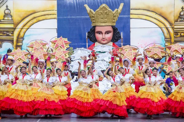 Cebu City, Filipinler - 21 Ocak: Katılımcılar Sinulog Festivali'nde Cebu city, Filipinler üzerinde 21 Ocak 2018. Sinulog Filipinler Santo Nino Katolik kutlamalar merkezidir