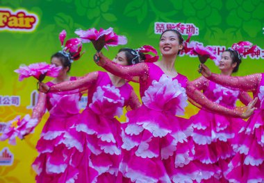 Hong Kong - Mart 04: 14 Tai Kok Tsui tapınağın üzerinde 04 Mart 2018 Hong Kong'da Fuar katılımcıları. Tapınak Fuar her yıl düzenlenen bir Çin kültürel olaydır 