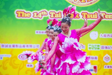 Hong Kong - Mart 04: 14 Tai Kok Tsui tapınağın üzerinde 04 Mart 2018 Hong Kong'da Fuar katılımcıları. Tapınak Fuar her yıl düzenlenen bir Çin kültürel olaydır 
