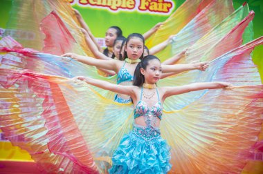 Hong Kong - Mart 04: 14 Tai Kok Tsui tapınağın üzerinde 04 Mart 2018 Hong Kong'da Fuar katılımcıları. Tapınak Fuar her yıl düzenlenen bir Çin kültürel olaydır 