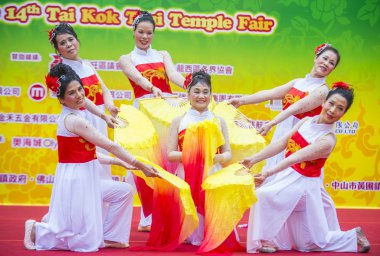 Hong Kong - Mart 04: 14 Tai Kok Tsui tapınağın üzerinde 04 Mart 2018 Hong Kong'da Fuar katılımcıları. Tapınak Fuar her yıl düzenlenen bir Çin kültürel olaydır 