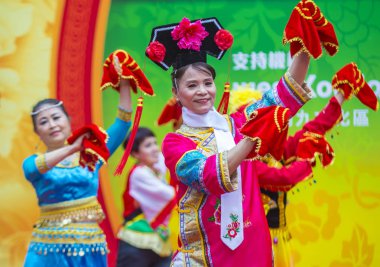 Hong Kong - Mart 04: 14 Tai Kok Tsui tapınağın üzerinde 04 Mart 2018 Hong Kong'da Fuar katılımcıları. Tapınak Fuar her yıl düzenlenen bir Çin kültürel olaydır 