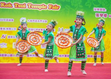 Hong Kong - Mart 04: 14 Tai Kok Tsui tapınağın üzerinde 04 Mart 2018 Hong Kong'da Fuar katılımcıları. Tapınak Fuar her yıl düzenlenen bir Çin kültürel olaydır 