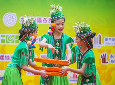 Hong Kong - Mart 04: 14 Tai Kok Tsui tapınağın üzerinde 04 Mart 2018 Hong Kong'da Fuar katılımcıları. Tapınak Fuar her yıl düzenlenen bir Çin kültürel olaydır 