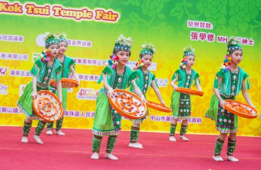 Hong Kong - Mart 04: 14 Tai Kok Tsui tapınağın üzerinde 04 Mart 2018 Hong Kong'da Fuar katılımcıları. Tapınak Fuar her yıl düzenlenen bir Çin kültürel olaydır 