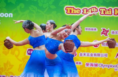 Hong Kong - Mart 04: 14 Tai Kok Tsui tapınağın üzerinde 04 Mart 2018 Hong Kong'da Fuar katılımcıları. Tapınak Fuar her yıl düzenlenen bir Çin kültürel olaydır 