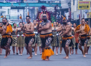 Iloilo, Filipinler - 28 Ocak: Dinagyang Festivali 28 Ocak 2018 üzerinde Iloilo Filipinler Maori dansçıları. Santo Nino onur dini ve kültürel festival Dinagyang olduğunu