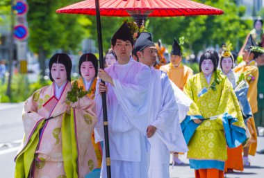Kyoto - 15 Mayıs: Kyoto, Japonya üzerinde 15 Mayıs 2018 Aoi Matsuri katılımcılar. AOI Mastsuri tarihlerinde Kyoto, Japonya'da üç ana yıllık festivaller biridir