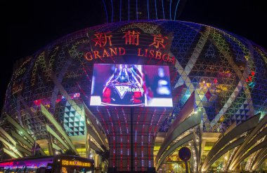 Macau - Mart 07: Lisboa hotel ve casino üzerinde 07 Mart 2018 Macau dış. 1970'te otel açtı ve toplam 2,362 oda var