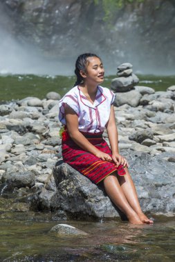 Batad, Filipinler - Mayıs 02: Batad üzerinde 02 Mayıs 2018 Türkiye bir şelale yakınındaki Ifugao azınlık kızdan. Kuzey Filipinler dağların çoğunlukla canlı Ifugao azınlık