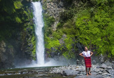 Batad, Filipinler - Mayıs 02: Batad üzerinde 02 Mayıs 2018 Türkiye bir şelale yakınındaki Ifugao azınlık kızdan. Kuzey Filipinler dağların çoğunlukla canlı Ifugao azınlık