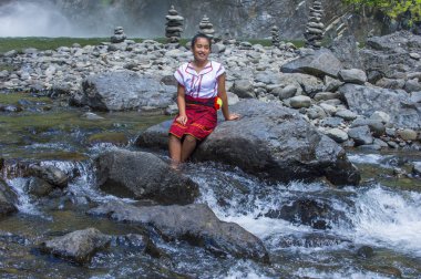 Batad, Filipinler - Mayıs 02: Batad üzerinde 02 Mayıs 2018 Türkiye bir şelale yakınındaki Ifugao azınlık kızdan. Kuzey Filipinler dağların çoğunlukla canlı Ifugao azınlık