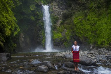 Batad, Filipinler - Mayıs 02: Batad üzerinde 02 Mayıs 2018 Türkiye bir şelale yakınındaki Ifugao azınlık kızdan. Kuzey Filipinler dağların çoğunlukla canlı Ifugao azınlık