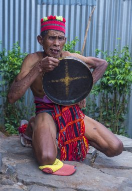 Banaue, Filipinler - Mayıs 02: Banaue 02 Mayıs 2018 Filipinler Ifugao azınlık bir adam portresi. Kuzey Filipinler dağların çoğunlukla canlı Ifugao azınlık
