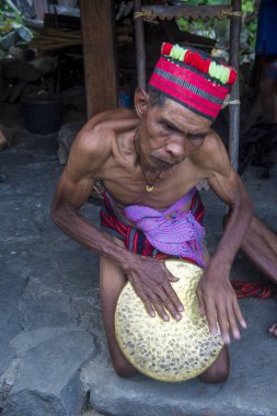 Banaue, Filipinler - Mayıs 02: Banaue 02 Mayıs 2018 Filipinler Ifugao azınlık bir adam portresi. Kuzey Filipinler dağların çoğunlukla canlı Ifugao azınlık
