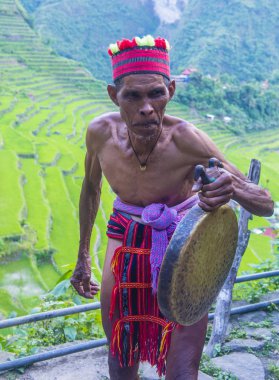 Banaue, Filipinler - Mayıs 02: Banaue 02 Mayıs 2018 Filipinler Ifugao azınlık bir adam portresi. Kuzey Filipinler dağların çoğunlukla canlı Ifugao azınlık