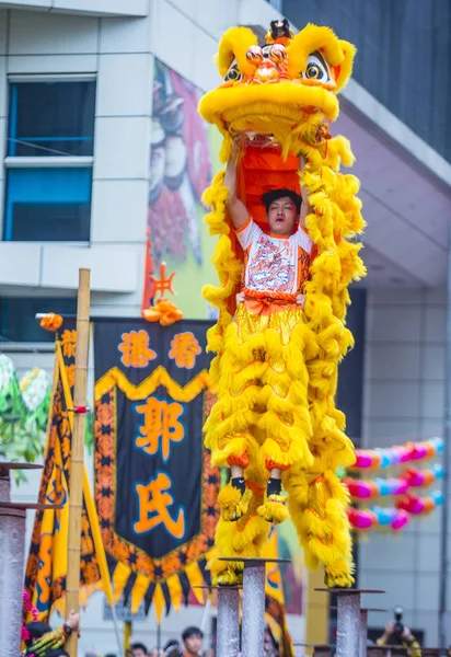 2018 日に香港で公正な のコック泰ツイ寺中ライオン ダンスのパフォーマンス 寺フェアで毎年開催される中国の文化的なイベントは します — ストック写真