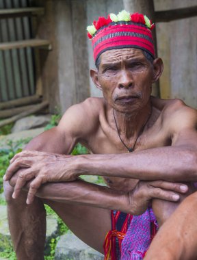 Banaue, Filipinler - Mayıs 02: Banaue 02 Mayıs 2018 Filipinler Ifugao azınlık bir adam portresi. Kuzey Filipinler dağların çoğunlukla canlı Ifugao azınlık