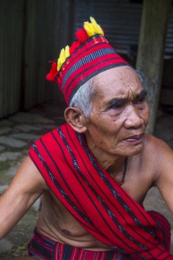 Banaue, Filipinler - Mayıs 02: Banaue 02 Mayıs 2018 Filipinler Ifugao azınlık bir adam portresi. Kuzey Filipinler dağların çoğunlukla canlı Ifugao azınlık
