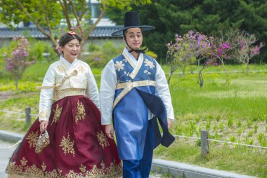 Seoul - 10 Mayıs: Koreli çift Hanbok elbise içinde Seoul Korea üzerinde 10 Mayıs 2018. Hanbok bir Kore geleneksel giyim canlı renkler ve basit çizgiler ile karakterize olduğunu 